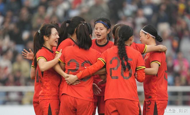 中国足球女队令人惊喜，继续努力向前推进